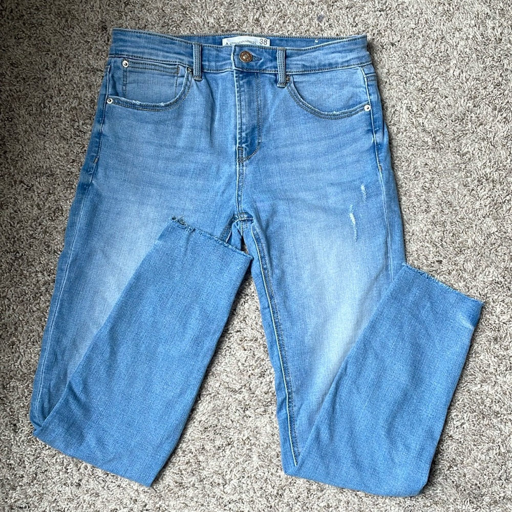 Stradivarius High Rise Light Blue Washed Mom Jeans | Size 6 | Runs Large